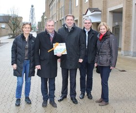 Marie-Louise Lemgart, Bürgermeister Michael Ziegler, Jürgen Krogmann, Lars Christensen und Gabriele Nießen stehen nebeneinander. Ziegler hält das Gastgeschenk, ein Bildband über Oldenburg. Foto: Stadt Oldenburg