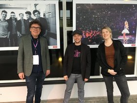 Peter Sikkema, Creative Director ESNS; Bernd Hubl, Projektleiter UK Begegnungen; Leonie Kolkena, Head of Hospitality ESNS; im Hintergrund sind Fotografien zu sehen. Foto: Stadt Oldenburg