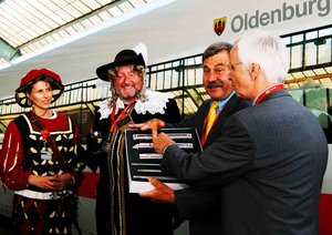 Taufe eines ICE II auf den Namen Oldenburg. Oberbürgermeister Dietmat Schütz erhält eine Mini-Ausgabe des ICE von Hans-Jürgen Meyer, dem Konzernbevollmächtigten der Bahn. Auch Graf Anton-Günther nebst Knappe sind dabei. Foto: Nordwest-Zeitung Taufe eines ICE II auf den Namen Oldenburg. Oberbürgermeister Dietmat Schütz erhält eine Mini-Ausgabe des ICE von Hans-Jürgen Meyer, dem Konzernbevollmächtigten der Bahn. Auch Graf Anton-Günther nebst Knappe sind dabei. Foto: Nordwest-Zeitung
