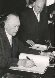 Konrad Adenauer (im Hintergrund der damalige Oberbürgermeister Willi Trinne). Konrad Adenauer (im Hintergrund der damalige Oberbürgermeister Willi Trinne).