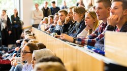 Frischgebackene Studierende bei einer Erstsemesterbegrüßung an der Universität Oldenburg. Foto: Uni Oldenburg/Mohssen Assanimoghaddam