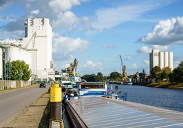 Blick auf den Oldenburger Hafen und angrenzende Unternehmen. Foto: Mittwollen & Gradetchliev