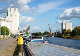 Blick auf den Oldenburger Hafen und angrenzende Unternehmen. Foto: Mittwollen & Gradetchliev