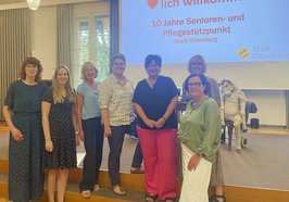 Feierten das zehnjährige Bestehen des Senioren- und Pflegestützpunkts Niedersachsen (SPN) der Stadt Oldenburg (von links): Katrin Busse (SPN), Carina Fugel (Geschäftsführung SPN), Regina Schmidt (SPN), Lena Haddenhorst (Fachdienstleitung Pflege, Wohnen und Soziale Beratung), Meike Dikosso (Leitung Amt für Teilhabe und Soziales), Dagmar Bunge-Köpping (SPN) und Sozialdezernentin Dagmar Sachse. Foto: Stadt Oldenburg