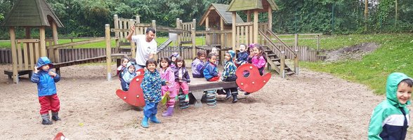 Viele Kinder wippen gemeinsam. Foto: Stadt Oldenburg