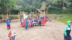 Viele Kinder wippen gemeinsam. Foto: Stadt Oldenburg Viele Kinder wippen gemeinsam. Foto: Stadt Oldenburg