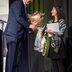 Vorschau: Oberbürgermeister Jürgen Krogmann übergibt der Preisträgerin Marijana Janeveska (Kompositionspreis) Blumen. Foto: Izabella Mittwollen
