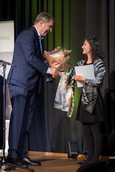 Oberbürgermeister Jürgen Krogmann übergibt der Preisträgerin Marijana Janeveska (Kompositionspreis) Blumen. Foto: Izabella Mittwollen