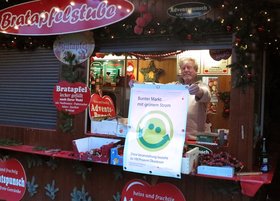 Lamberti-Markt-Schausteller mit einem Ökostrom-Plakat. Foto: Stadt Oldenburg