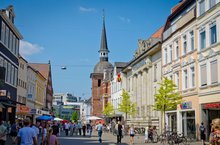 Pedestrian precinct in Oldenburg with a view to the Lappan. Picture: Peter Duddek