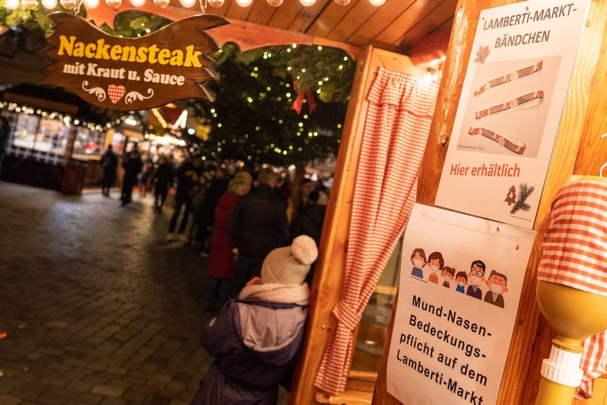 Schilder am kleinen Steakaus auf dem Lamberti-Markt 2021. Foto: Sascha Stüber