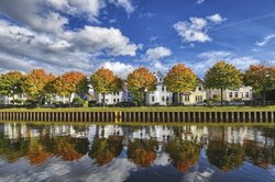 Herbstbunte Ahornbäume an der Uferstraße. Foto: Hans-Jürgen Zietz