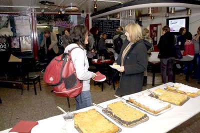 Die Teilnehmenden kommen bei Kaffee und Kuchen ins Gespräch.Carsten Lienemann.