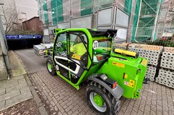 Stabilität für die Tiefgarage „Am Stadtmuseum“: Die ersten 2.066 Stützen wurden Mitte Dezember über die Einfahrt an der Raiffeisenstraße angeliefert und aufgestellt. Foto: Sascha Stüber Stabilität für die Tiefgarage „Am Stadtmuseum“: Die ersten 2.066 Stützen wurden Mitte Dezember über die Einfahrt an der Raiffeisenstraße angeliefert und aufgestellt. Foto: Sascha Stüber
