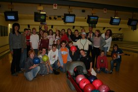 Gruppenbild der Jugendlichen, im Vordergrund die Ablage für die Bowlingkugeln. Foto: Stadt Oldenburg