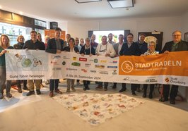 Teilnehmende der Abschlussveranstaltung von STADTRADELN 2024 halten das Banner des Wettbewerbs. Foto: Sascha Stüber