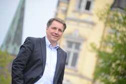 Oberbürgermeister Jürgen Krogmann vor dem Oldenburger Schloss. Foto: Torsten von Reeken