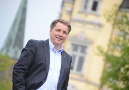 Ober-Bürgermeister Jürgen Krogmann vor dem Oldenburger Schloss. Foto: Torsten von Reeken