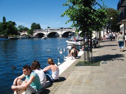 Die Themse in Kingston upon Thames. Foto: Kingston upon Thames Passanten sitzen in Kingston upon Thames an der Themse. Foto: Kingston upon Thames