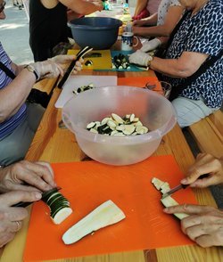 An einem Tisch wird Gemüse geschnitten. Foto: Ernährungsrat Oldenburg