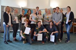 Gruppenfoto mit Zertifikaten an Studierende. Foto: Lukas Lehmann