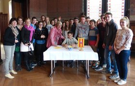 Schülerinnen und Schüler aus Cholet mit ihren Lehrerinnen und Bürgermeisterin Germaid Eilers-Dörfler stehen um den Tisch, auf dem das Gästebuch liegt. Foto: Stadt Oldenburg