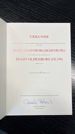 Urkunde der Umbenennung von „Stadt Oldenburg (Oldenburg)“ in „Stadt Oldenburg (Oldb)“. Foto: Stadt Oldenburg