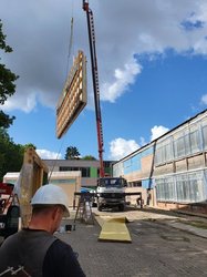 Fassadenelement mit Kran angehoben. Foto: Stadt Oldenburg. 