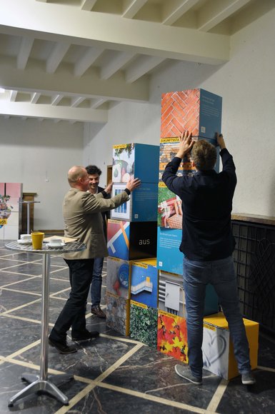 Aufbau der Ausstellung Zukunftsstadt im Foyer des Kasinos. Foto: Machleidt GmbH