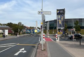 Kreuzung Straßburger Straße/Maastrichter Straße in Richtung Kramermarkt mit Schild „Parken Kramermarkt geradeaus“. Foto: Stadt Oldenburg