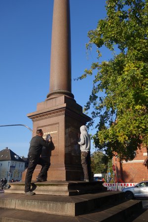 Restaurierungsarbeiten an der Friedenssäule auf dem Oldenburger Friedensplatz. Foto: Stadt Oldenburg Restaurierungsarbeiten an der Friedenssäule auf dem Oldenburger Friedensplatz. Foto: Stadt Oldenburg
