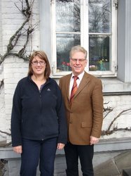 Bernhard Ellberg, Leiter der Regionaldirektion Oldenburg des Landesamtes für Geoinformation und Landentwicklung Niedersachsen (LGLN), und Annemarie Fish vor dem Dienstgebäude des LGLN, wo die Südafrikanerin Fish mehrere Tage hospitierte. Foto: LGLN