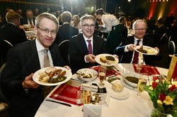 Ließen es sich am 10. März beim „Defftig Ollnborger Gröönkohl-Äten“ in Berlin schmecken: (von links) Kohlkönig Daniel Günther, Oberbürgermeister Jürgen Krogmann und Niedersachsens damaliger Ministerpräsident Stephan Weil. Foto: Torsten von R Ließen es sich am 10. März beim „Defftig Ollnborger Gröönkohl-Äten“ in Berlin schmecken: (von links) Kohlkönig Daniel Günther, Oberbürgermeister Jürgen Krogmann und Niedersachsens damaliger Ministerpräsident Stephan Weil. Foto: Torsten von Reeken