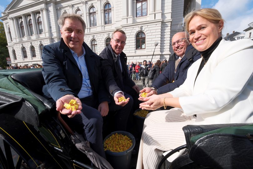 Bundesverteidigungsminister Boris Pistorius (2. von links) nahm gemeinsam mit seiner Frau Julia sowie Oberbürgermeister Jürgen Krogmann (links) und Schausteller-Chef Michael Hempen in der Kutsche Platz, die den Festumzug anführte. Beim Kamelle-Werfen bewies er Zielgenauigkeit. Foto: Sascha Stüber 