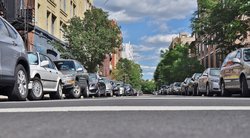 Eine Straße mit parkenden Autos. Foto: GLady/Pixabay