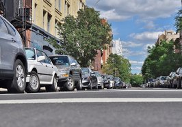 Eine Straße mit parkenden Autos. Foto: GLady/Pixabay