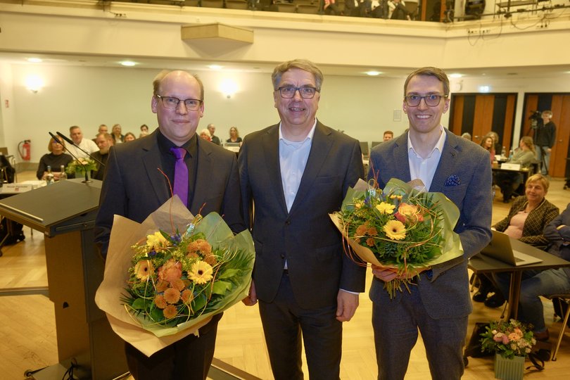 Oberbürgermeister Jürgen Krogmann beglückwünschte Jan Bembennek (links) und Holger Denckmann (rechts) zu ihrer Wahl als neue Dezernenten. Foto: Sascha Stüber