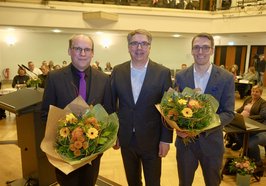 Oberbürgermeister Jürgen Krogmann beglückwünschte Jan Bembennek (links) und Holger Denckmann (rechts) zu ihrer Wahl als neue Dezernenten. Foto: Sascha Stüber