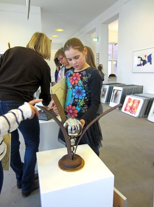 Kinder betrachten Kunstwerke in der Artothek Kinder betrachten Kunstwerke in der Artothek