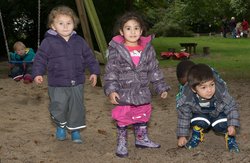 Kinder spielen im Sand. Foto: Stadt Oldenburg