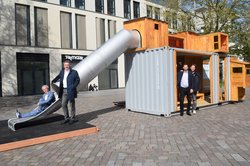 Ralph Wilken, Wirtschaftsförderung, Oberbürgermeister Jürgen Krogmann, Innenstadtmanager Steffen Trawinski und Thorsten Logemann, Amt für Umweltschutz und Bauordnung, haben den Spielplatz eröffnet. Foto: Stadt Oldenburg