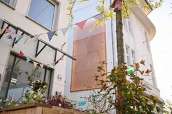 Künstlerische Installationen verschönern die Häuser-Zwischenräume in der Haarenstraße. Foto: Foto- und Bilderwerk