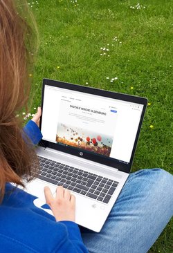 Frau mit Laptop. Foto: Stadt Oldenburg Frau mit Laptop. Foto: Stadt Oldenburg