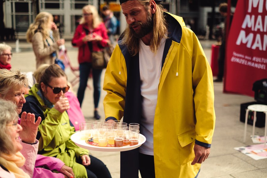 Richard Kachel Cidertrank für die Gäste von Nord Appel. Foto: Richard Kachel