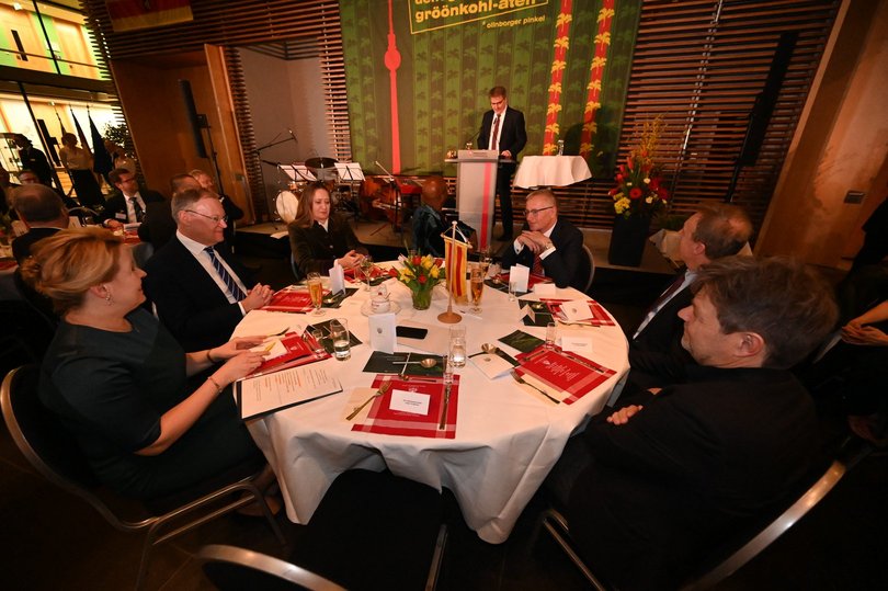 Im Vordergrund ein runder Tisch mit Bundesfamilienministerin Franziska Giffey, Ministerpräsident Stephan Weil, Robert Habeck und Thomas Oppermann. Im Hintergrund hält Oberbürgermeister Krogmann eine Rede. Foto: Torsten von Reeken