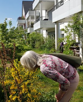 Besucherin im Garten der Beginenhöfe Bielefeld-Senne. Foto: Stadt Oldenburg