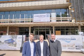 Vor dem Eingang zum neuen Flötenteichbad: (von links) der ehemalige BBGO-Interimsgeschäftsführer Karl van de Sandt, Oberbürgermeister Jürgen Krogmann und Projektleiter Jan Brandes (Bauunternehmen Ludwig Freytag) beim „Dichtfest“ auf der Baustelle Vor dem Eingang zum neuen Flötenteichbad: (von links) der ehemalige BBGO-Interimsgeschäftsführer Karl van de Sandt, Oberbürgermeister Jürgen Krogmann und Projektleiter Jan Brandes (Bauunternehmen Ludwig Freytag) beim „Dichtfest“ auf der Baustelle. Foto: Sascha Stüber