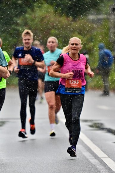 Eine Läuferin läuft voraus. Foto: Björn Knölke