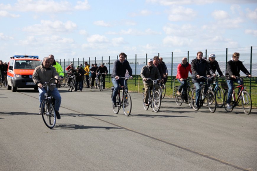 Bürgerinnen und Bürger mit dem Oberbürgermeister bei der Fahrradtour. Foto: Stadt Oldenburg