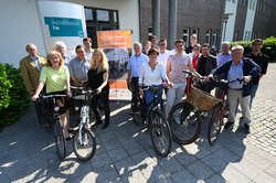 Mitglieder des Verkehrsausschusses werben für die Aktion STADTRADELN. Foto: Torsten von Reeken